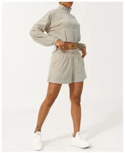 Conjunto deportivo de mujer chaqueta corta con cremallera y short con cordón para fitness.