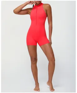 Detail van rode fitness jumpsuit met rits voor dames, mouwloze sport romper voor yoga en training.