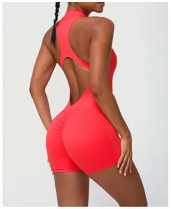 Rugdetail van rode mouwloze fitness jumpsuit met open rug en opvallend push up bilontwerp.