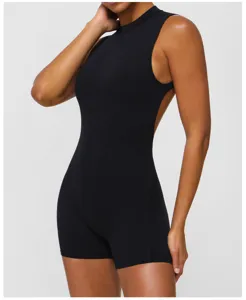 Détails de la superbe combinaison de yoga noire sans manches avec dos nu pour femmes.