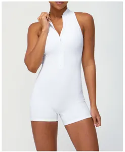 Detail van witte sportjumpsuit met rits aan voorkant, mouwloze nauwsluitende romper.