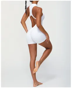 Achterkant detailweergave van een witte naadloze fitnessromper met open rug en plooien.