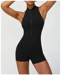 Zwarte mouwloze fitness-jumpsuit met ritssluiting in detail, comfortabele sportkleding.