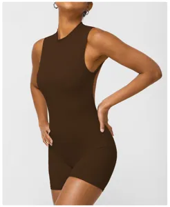 Détail de combinaison de fitness sans manches dos nu, tenue de yoga moulante marron