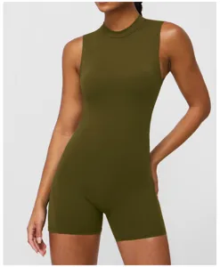 Détail en gros plan de la combinaison de yoga athlétique sans manches vert olive.