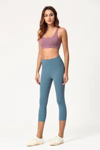 Detailaufnahme von hoher Taille Capri Yogahose und Sport-BH, weiches atmungsaktives Material.