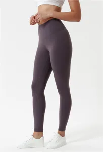 Dettaglio dei pantaloni da yoga vita alta vista laterale, tessuto traspirante e vestibilità.