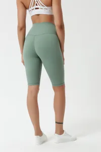 Vue arrière détaillée de short de yoga taille haute pour femme, vêtement de sport doux.