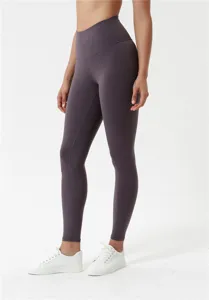 Dettaglio primo piano di leggings fitness a vita alta, tessuto elastico comodo.