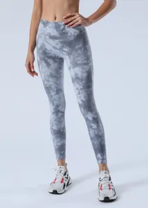 Λεπτομερής όψη γκρι κολάν γιόγκα tie-dye ψηλόμεσου, με σχεδιασμό push-up και άνετη εφαρμογή.