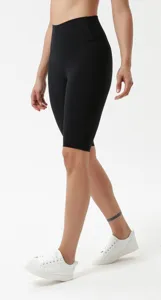 Détail de short de yoga noir à taille haute en tissu doux pour un maintien confortable.