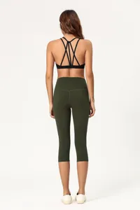 Rückansicht von Damen High-Waist Capri Yogahosen mit gebürstetem Finish und Sport-BH.