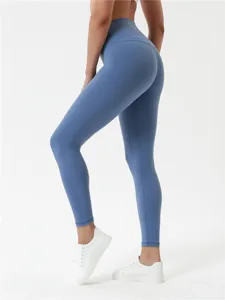 Vista di dettaglio dei leggings yoga blu a vita alta con una vestibilità aderente.