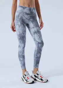 Λεπτομερής όψη ψηλόμεσου κολάν γιόγκα tie dye σε γκρι χρώμα, αθλητικό παντελόνι.