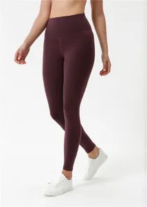 Dettaglio di leggings da yoga bordeaux a vita alta, vestibilità elastica e lunghezza alla caviglia.