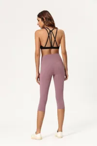 Detaillierte Rückansicht der hochgeschnittenen Yogaleggings kombiniert mit Sport-BH.