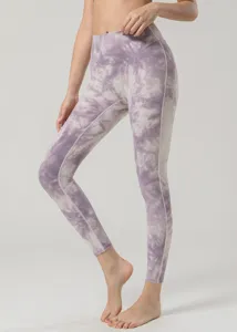 Μωβ tie-dye ψηλόμεσο κολάν γιόγκα λεπτομερής όψη, με απαλή αίσθηση και τέλεια εφαρμογή.