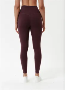 Vista dettagliata del design posteriore dei leggings da yoga a vita alta, elastici e comodi.