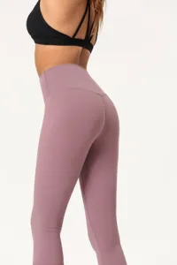 Detailansicht der hochgeschnittenen Yogahose mit Fokus auf Rückseite und Passform.