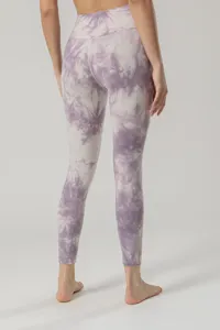 Λεπτομέρειες πίσω όψης κολάν γιόγκα tie dye ψηλόμεσο, σχεδιασμός χωρίς ραφές.