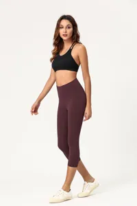 Detailansicht der hochtaillierten 3/4 Yogahose für Damen, bequeme weiche Sport Leggings.