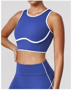Primo piano di reggiseno sportivo blu royal con profili a contrasto bianchi per fitness