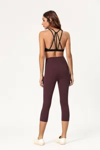 Hochtaillierte Capri-Yogahose mit Riemen-Sport-BH, Detailansicht der Passform von hinten.