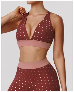 Vue détaillée de l'ensemble soutien-gorge de sport et leggings à pois avec dos croisé.