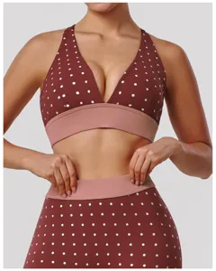 Gros plan sur le soutien-gorge de sport à pois marron, dos croisé et large bande élastique.