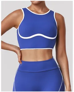 Dettaglio reggiseno sportivo blu con profilo bianco a contrasto e design sotto il seno.