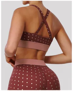 Ensemble soutien-gorge de sport et leggings de yoga à pois, détail dos croisé élégant.