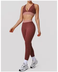 Vue détaillée de l'ensemble soutien-gorge de sport et leggings à pois marron et rose.