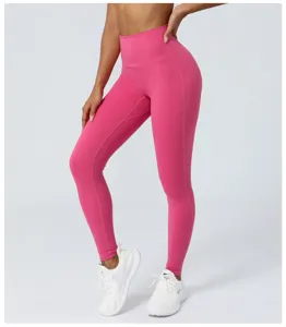Gedetailleerd overzicht van roze yogabroek met hoge taille voor dames, toont de pasvorm.