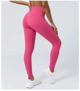 Gedetailleerd overzicht van roze high-waist push-up yogabroek voor dames, ademende fitnesslegging.