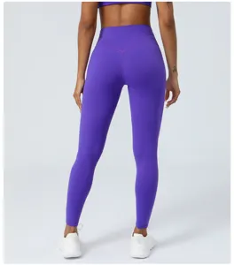 Paarse yoga leggings detailweergave met hoge taille en push-up ontwerp voor fitnesstraining.