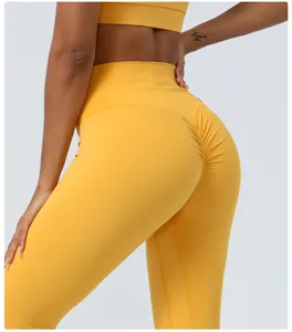 Detailansicht der Yoga-Hose mit hohem Bund und Po-Raffung, atmungsaktiver Stretchstoff.
