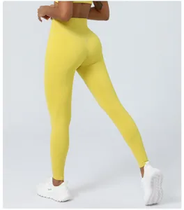 Gedetailleerd achteraanzicht van gele naadloze hoge taille yoga leggings met lift effect.