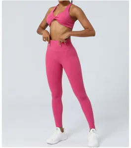 Completo yoga rosa con reggiseno incrociato e leggings vita alta per allenamento.