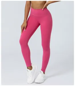 Detail van roze yoga-legging met hoge taille, naadloos ontwerp en zachte, elastische stof.