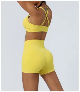 Vista dettagliata di pantaloncini da yoga gialli a vita alta e reggiseno sportivo.