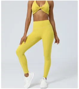 Dettaglio di leggings da yoga gialli a vita alta e reggiseno sportivo con incrocio.