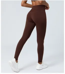 Nahaufnahme der hochtaillierten Yoga-Leggings in Dunkelbraun, flexible Passform fur Fitness.