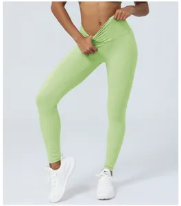 Detailansicht der taillenhohen, elastischen und figurformenden grünen Sport-Yoga-Hose für Damen.