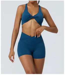 Set yoga da donna con reggiseno sportivo incrociato e pantaloncini fitness a vita alta.