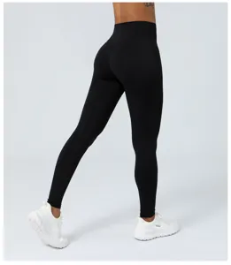 Gedetailleerd overzicht van zwarte high-waist yogalegging met liftend design en pasvorm.