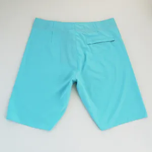 Pantaloncini da surf elastici azzurri da uomo costume da bagno asciugatura rapida dettaglio.