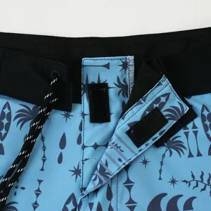 Primo piano sulla cintura dei pantaloncini da bagno, stampa tropicale tessuto.