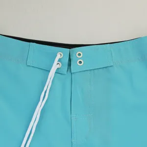 Vista ravvicinata dettagliata della cintura dei pantaloncini da bagno blu con coulisse.