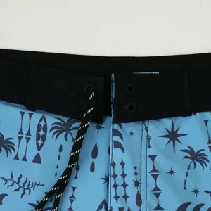 Dettaglio pantaloncini mare uomo, vita elastica con coulisse e stampa palme tropicali.