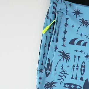 Primo piano dettaglio di pantaloncini mare uomo asciugatura rapida con stampa surf.